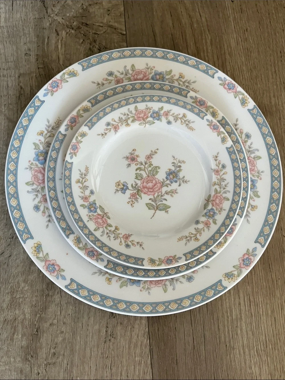 Vintage Towne Classic Floral Dinner Place Setting 